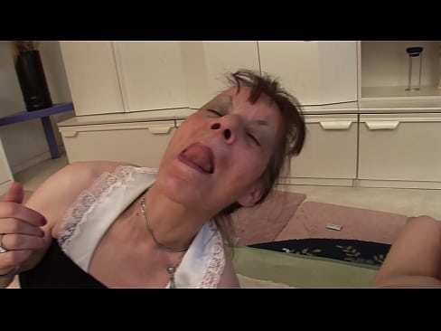 ❤️ Dúas avoas e un avó fan un trío Vídeo porno en nós ﹏