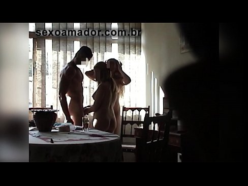 ❤️ Os amigos sexuais invitan a un home xigante e a un trío con el Vídeo porno en nós ﹏