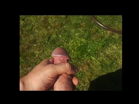 ❤️ A guapa quente recibe o seu coño rosa fodido e corre cun chorro nun xardín de verán Vídeo porno en nós ﹏