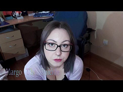 ❤️ Moza sexy con lentes chupa un consolador profundamente ante a cámara Vídeo porno en nós ﹏