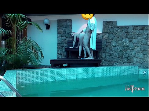 ❤️ O xefe invita a criada á piscina, pero non puido resistirse a un quente Vídeo porno en nós ﹏