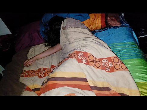 ❤️ Fillastro reprendendo á súa nova madrasta mentres ela dorme. Vídeo porno en nós ﹏