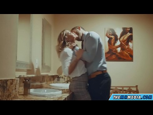 ❤️ Cando unha loura tetona seduce nun baño público Vídeo porno en nós ﹏